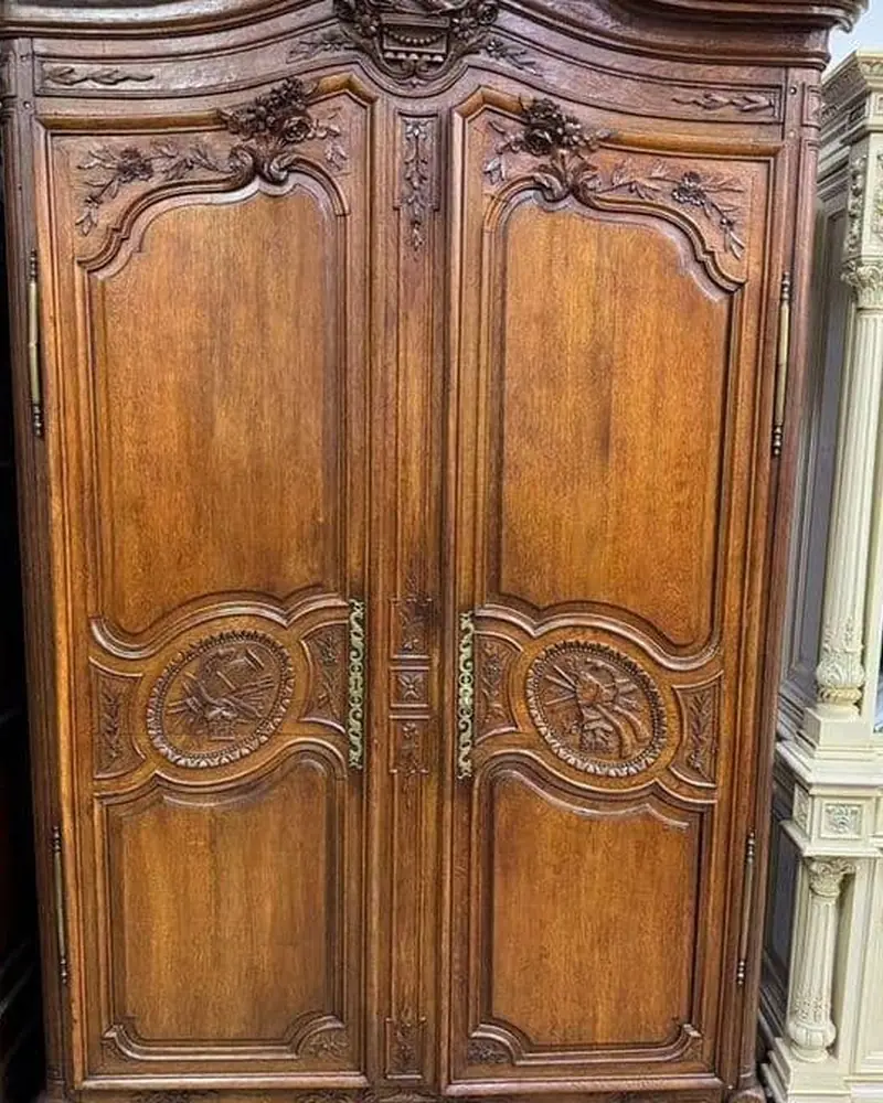 Антикварный шкаф